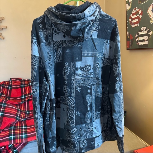 Hollister Men's Black Paisley Graphic Patchwork Print Hoodie - Picture 3 of 3